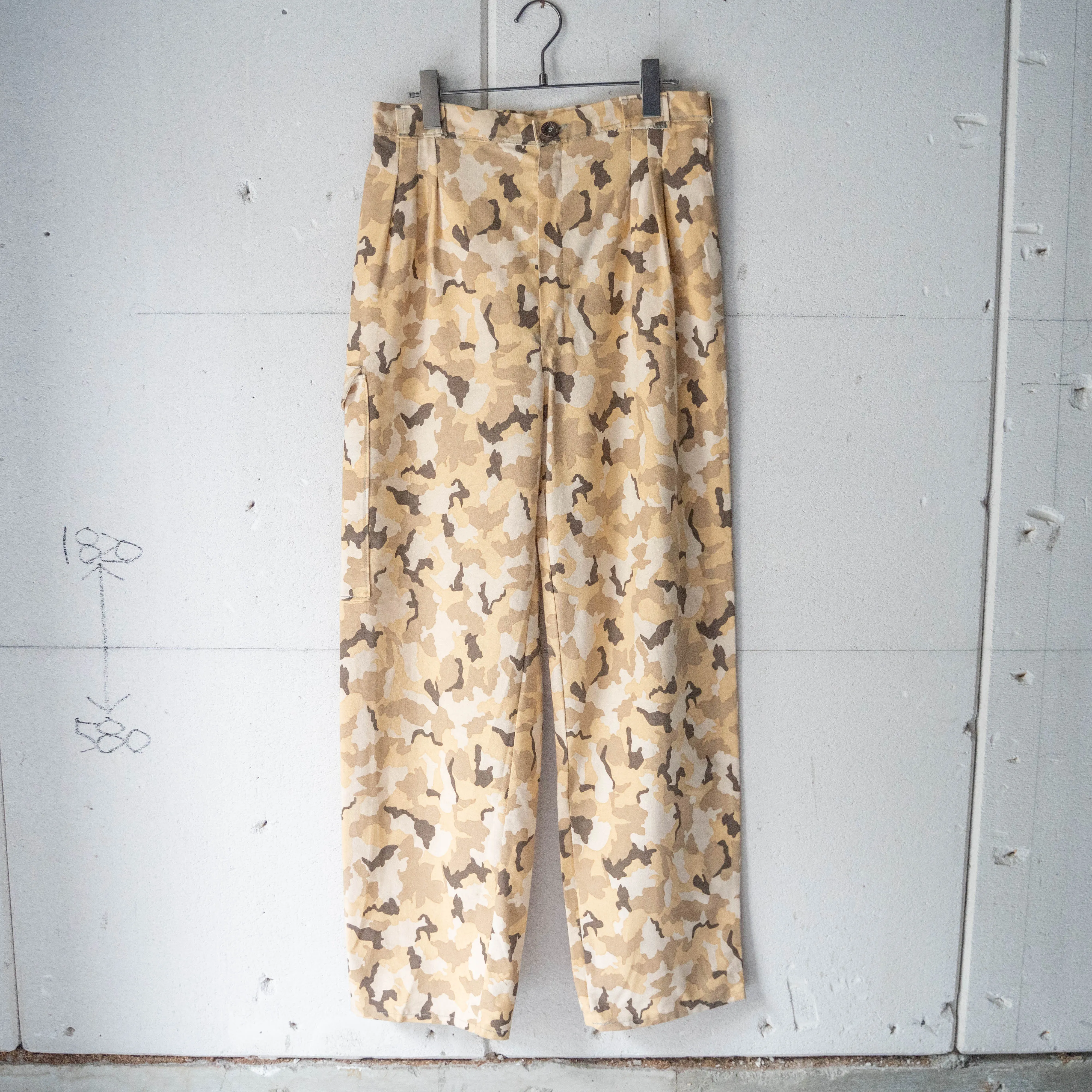 around 1990s Europe camo pattern three tuck cargo pants -good color-　