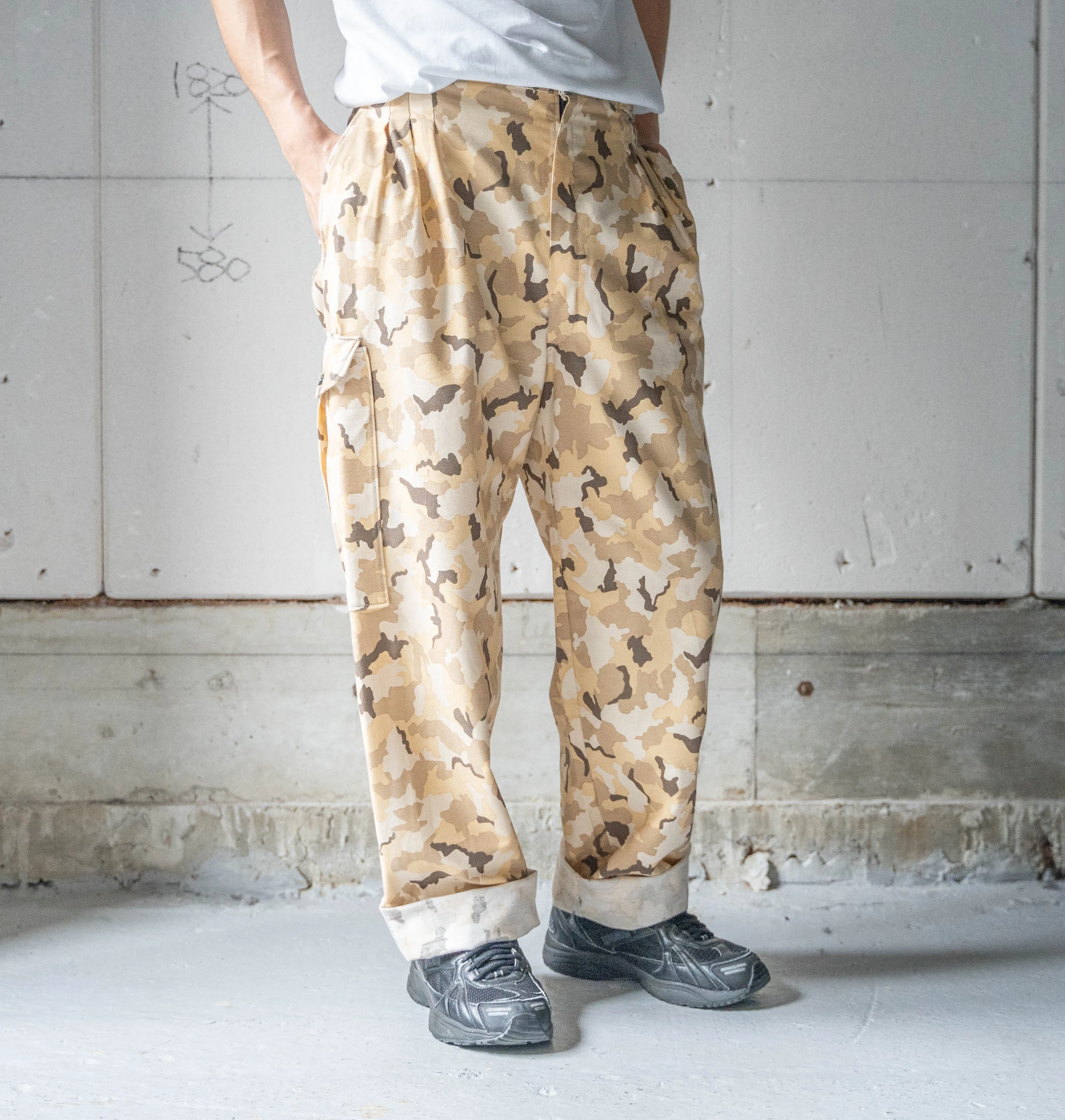 around 1990s Europe camo pattern three tuck cargo pants -good color-　