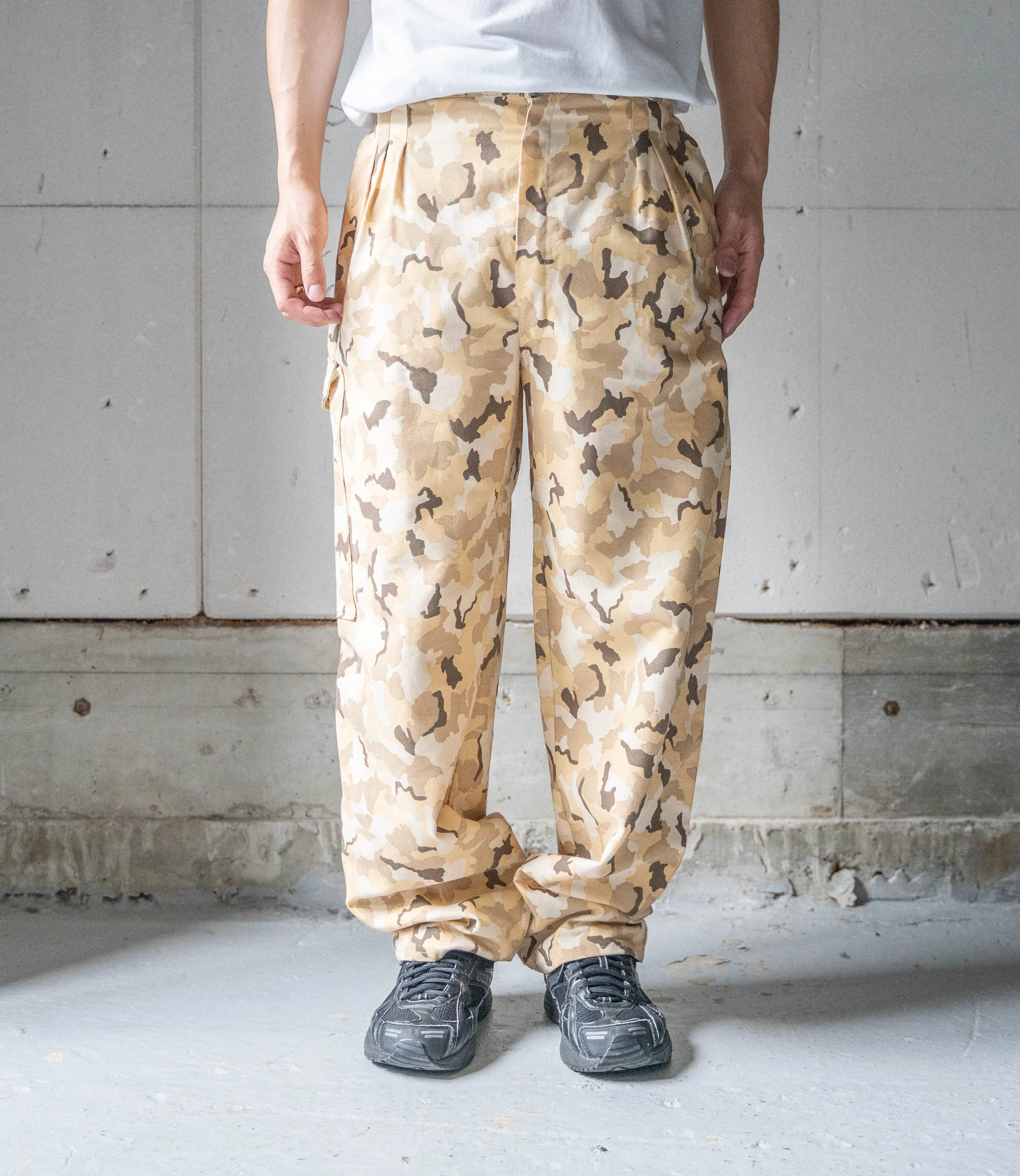 around 1990s Europe camo pattern three tuck cargo pants -good color-　